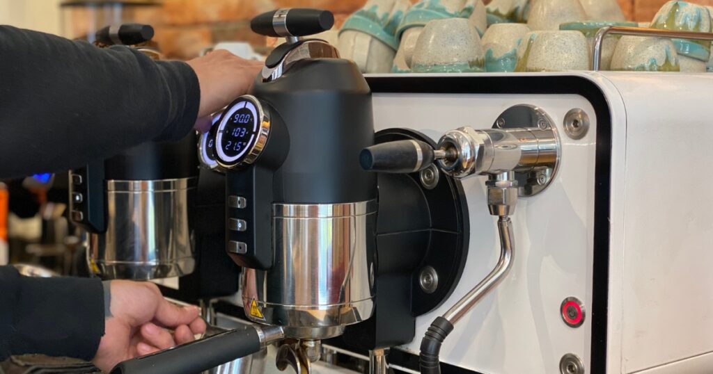 Diferencias entre una máquina de café automática y una manual - Sanremo  Latinoamérica
